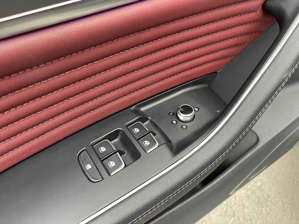 Hongqi HS5 2023 2.0T Qixiang Pro version купить на сайте DeffCars