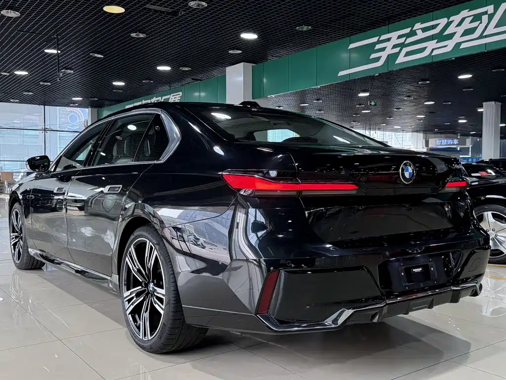 BMW 7 Series 2023 740Li Leading M Sports Package купить на сайте DeffCars