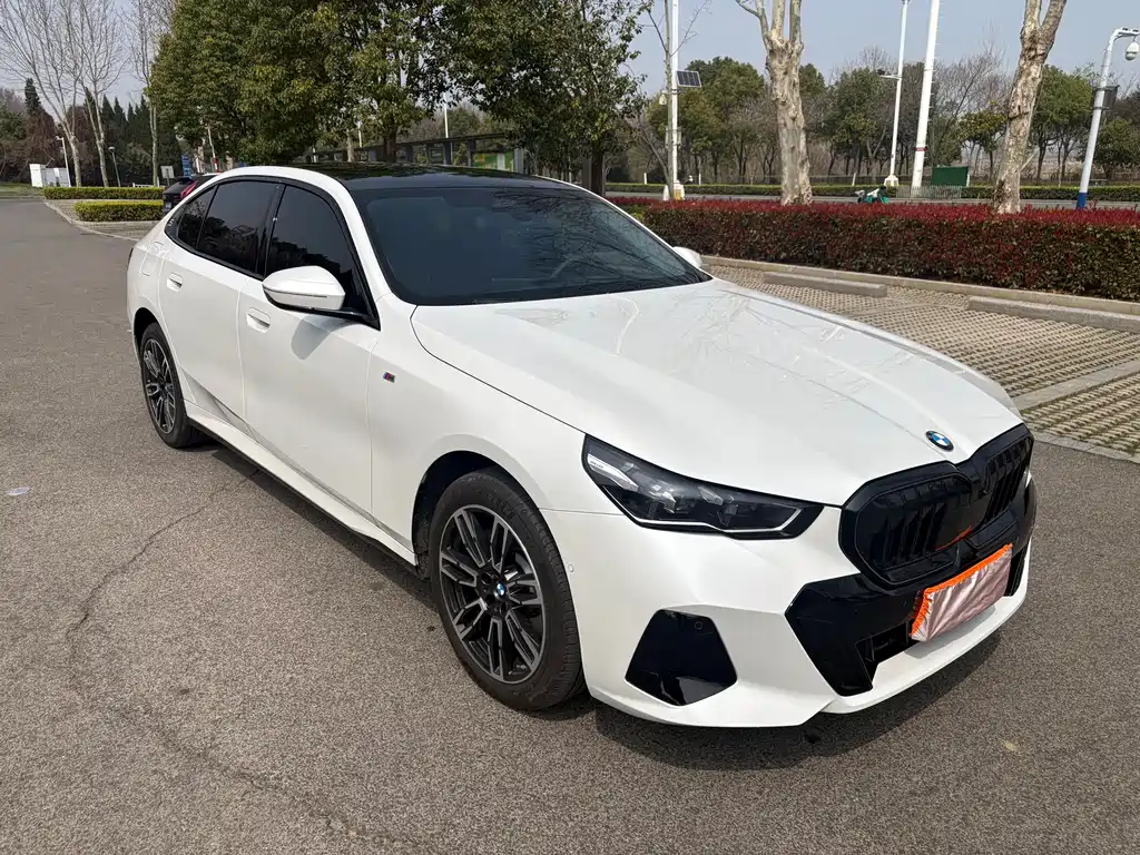 BMW 5 Series 2025 530Li Leading M Sports Package купить на сайте DeffCars