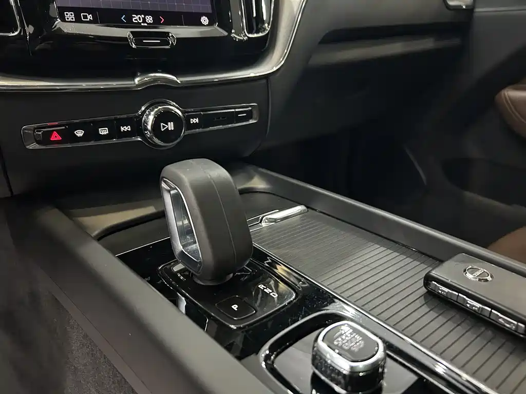 Volvo XC60 2022 B5 four-wheel drive Zhiyi Luxury Edition купить на сайте DeffCars