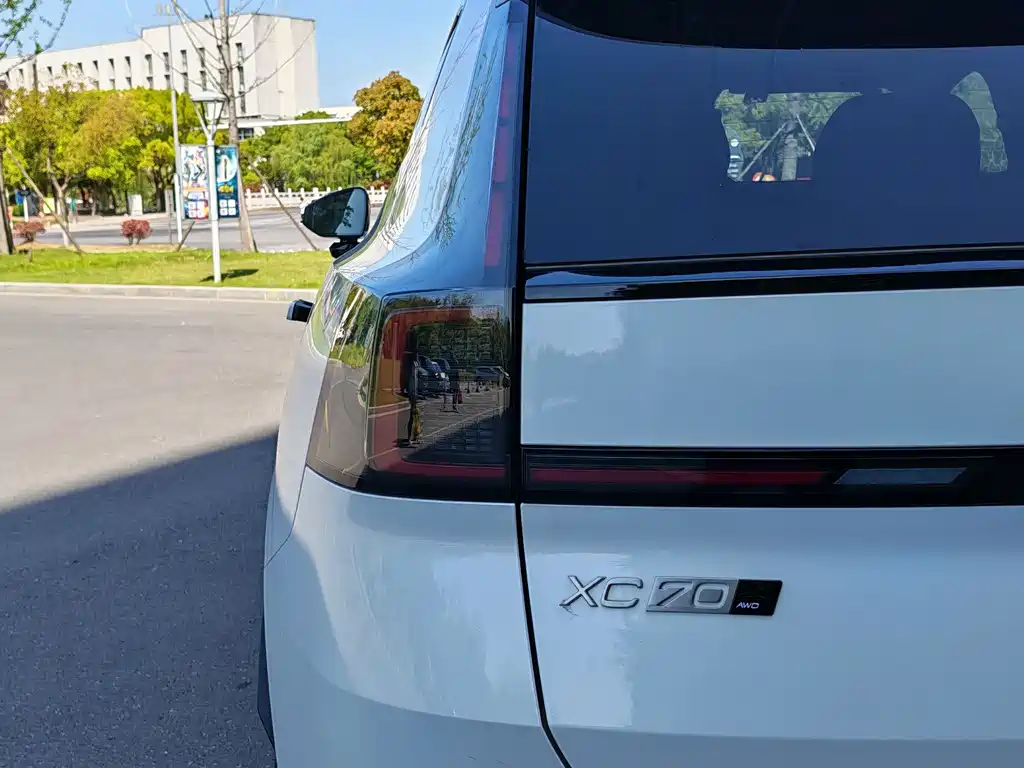 Volvo XC70 Plug-in Hybrid 2026 Four-wheel Drive Super Long Range Plus купить на сайте DeffCars