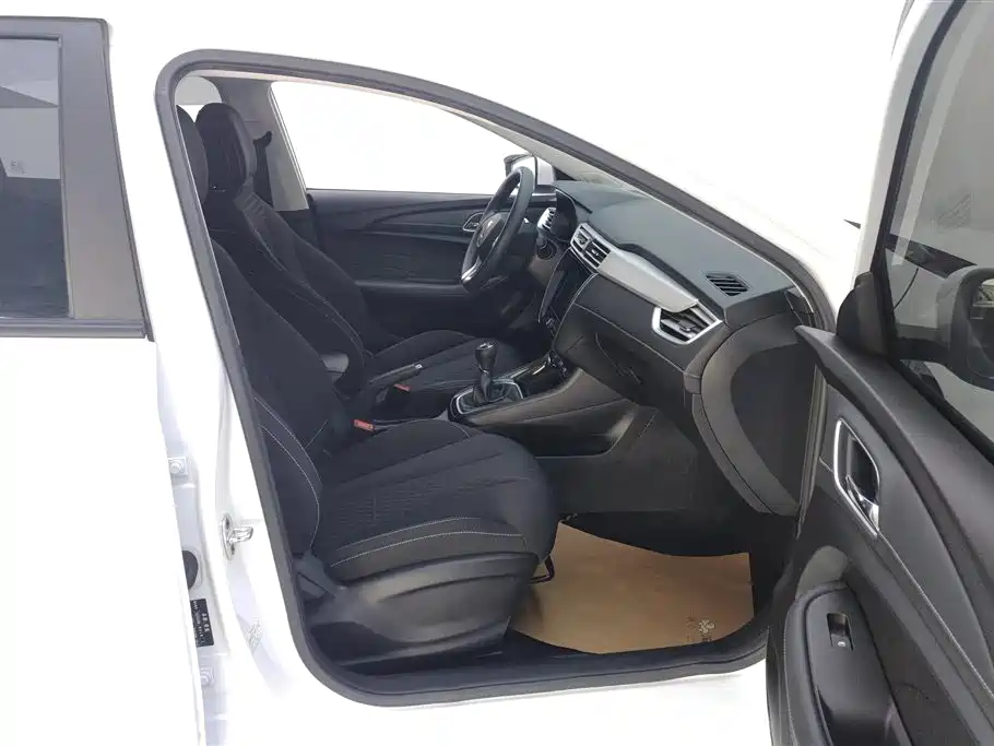 Roewe i5 2020 1.5L manual 4G Internet leading version купить на сайте DeffCars