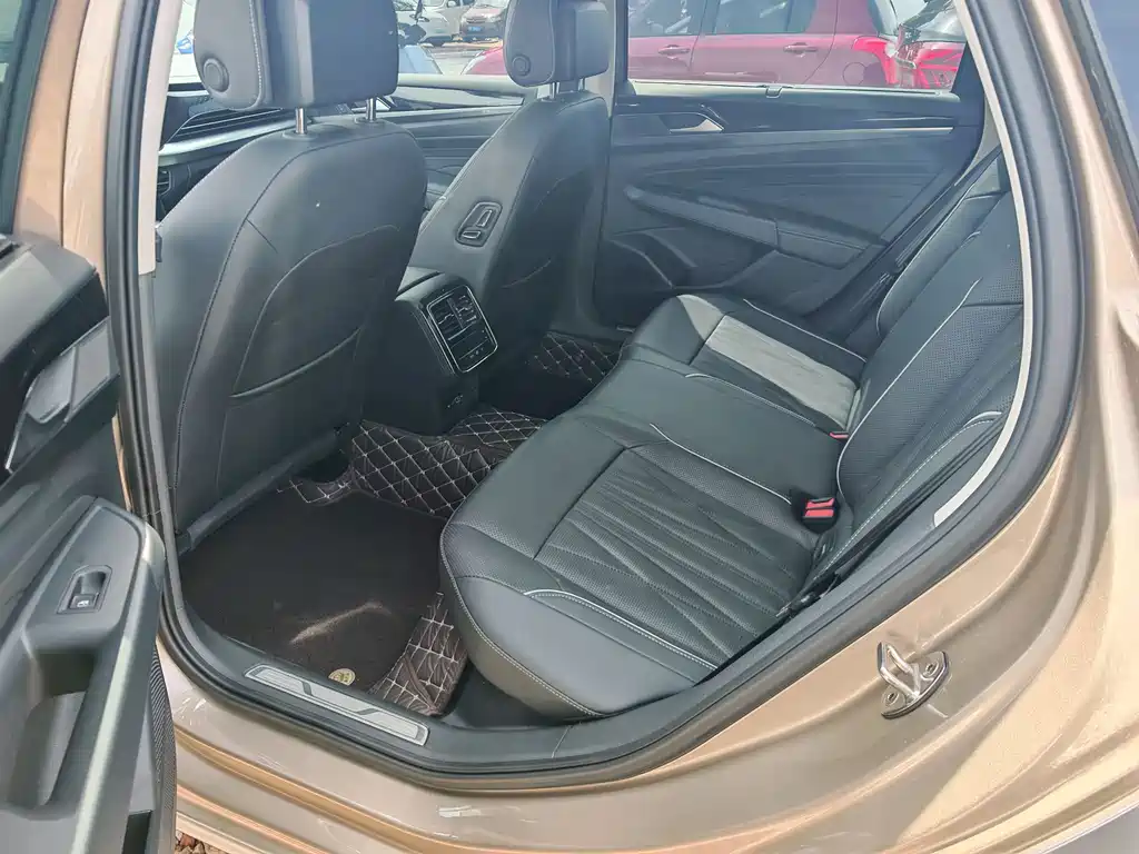 Passat 2022 330TSI Deluxe Edition купить на сайте DeffCars