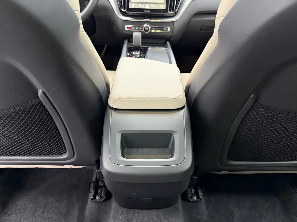Volvo XC60 2026 B5 four-wheel drive Zhiyi Luxury Edition купить на сайте DeffCars