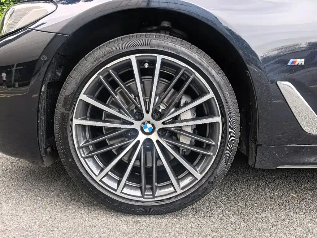 BMW 5 Series 2023 530Li Leading M Sports Package купить на сайте DeffCars