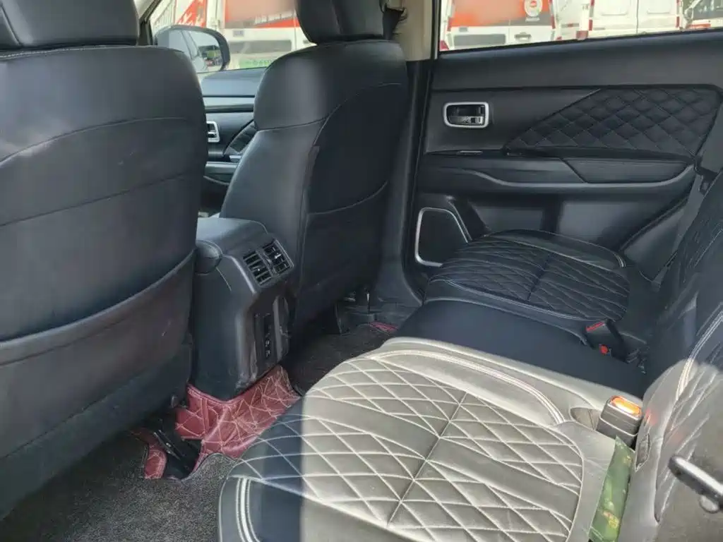 Outlander 2020 2.4L four-wheel drive exclusive version, 5 seats купить на сайте DeffCars