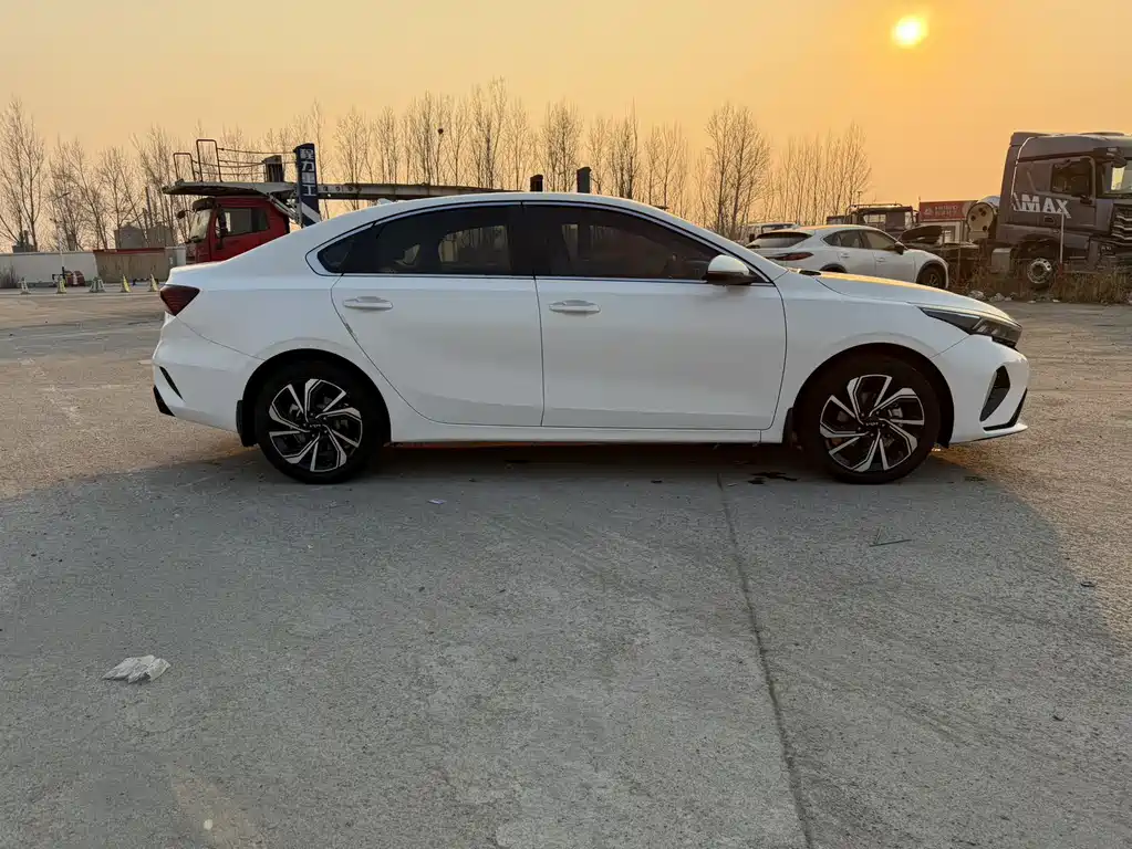 Kia K3 2023 1.5L CVT Premium Edition купить на сайте DeffCars