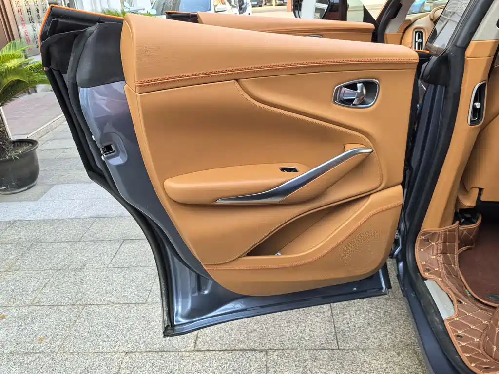Aston Martin DBX 2022 4.0T V8 купить на сайте DeffCars