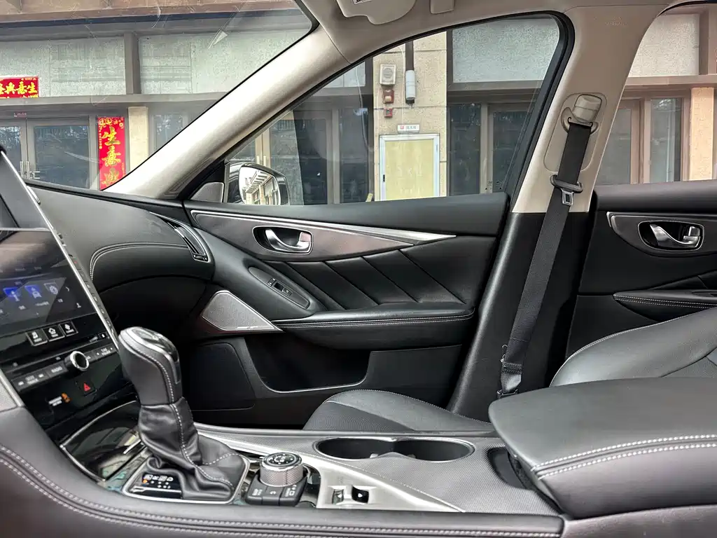 Infiniti Q50L 2018 2.0T Premium Edition National VI купить на сайте DeffCars