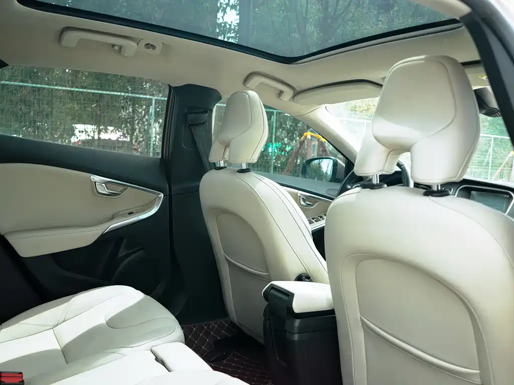 Volvo V40 2015 1.6T Zhiyi Edition купить на сайте DeffCars
