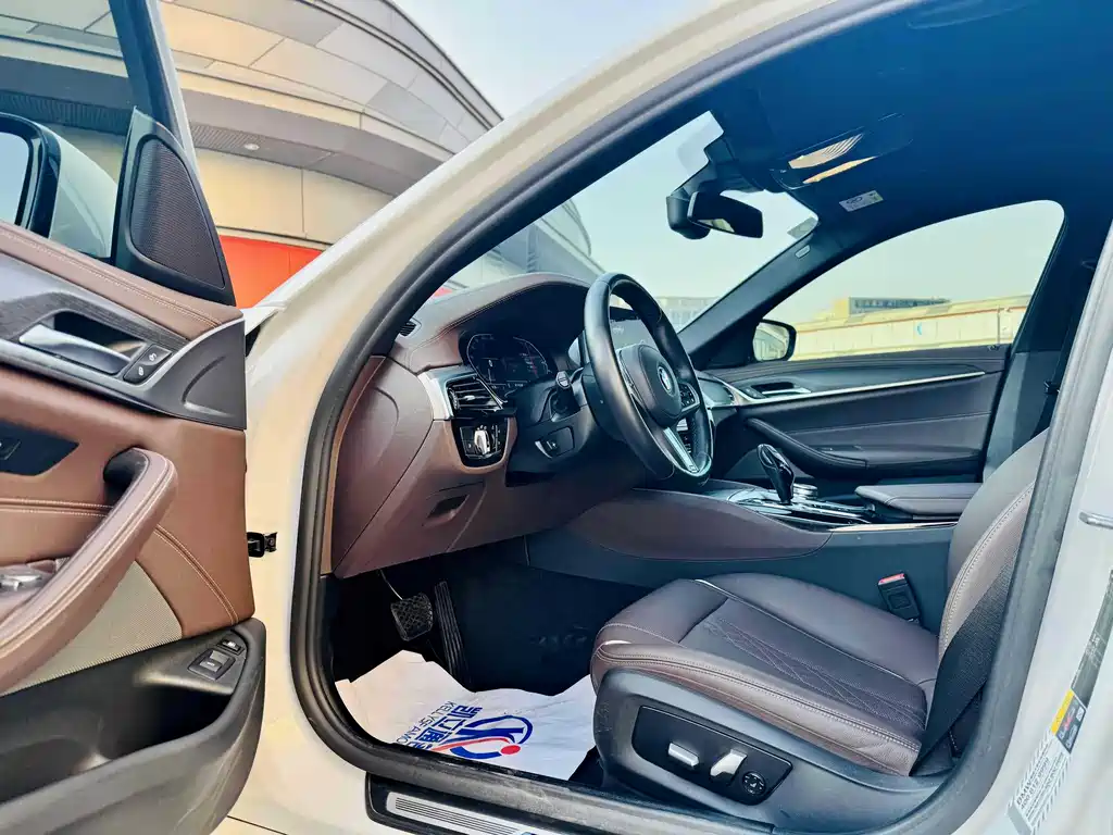 BMW 5 Series New Energy 2022 Model 535Le M Sports Package купить на сайте DeffCars
