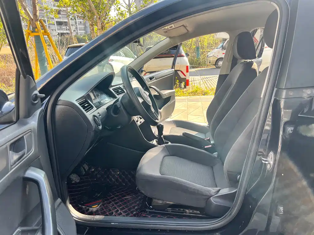 Santana 2013 1.6L Manual Fashion Edition купить на сайте DeffCars