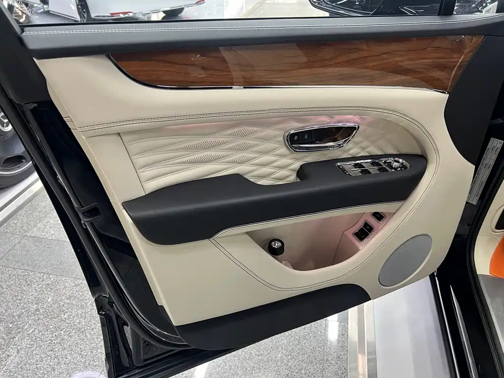 Bentayga 2024 4.0T V8 купить на сайте DeffCars