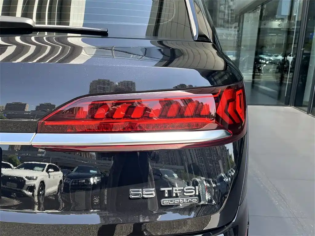Audi Q7 2021 55 TFSI quattro S line sports version купить на сайте DeffCars
