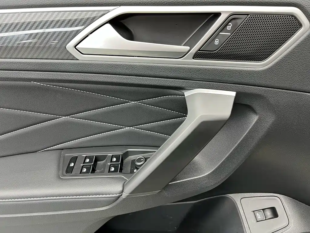 Tiguan L 2023 330TSI automatic two-wheel drive R-Line version купить на сайте DeffCars