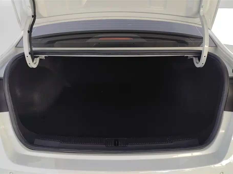 Roewe i5 2020 1.5L manual 4G Internet leading version купить на сайте DeffCars