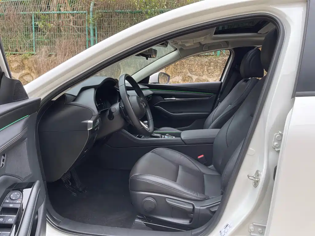 Mazda3 Angkesela 2023 2.0L Automatic Premium Edition купить на сайте DeffCars