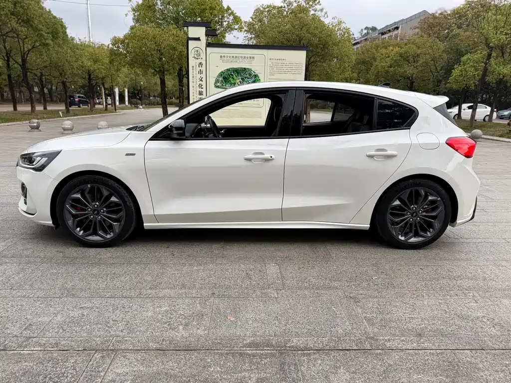 Focus 2022 Hatchback EcoBoost 180 Automatic ST Line купить на сайте DeffCars