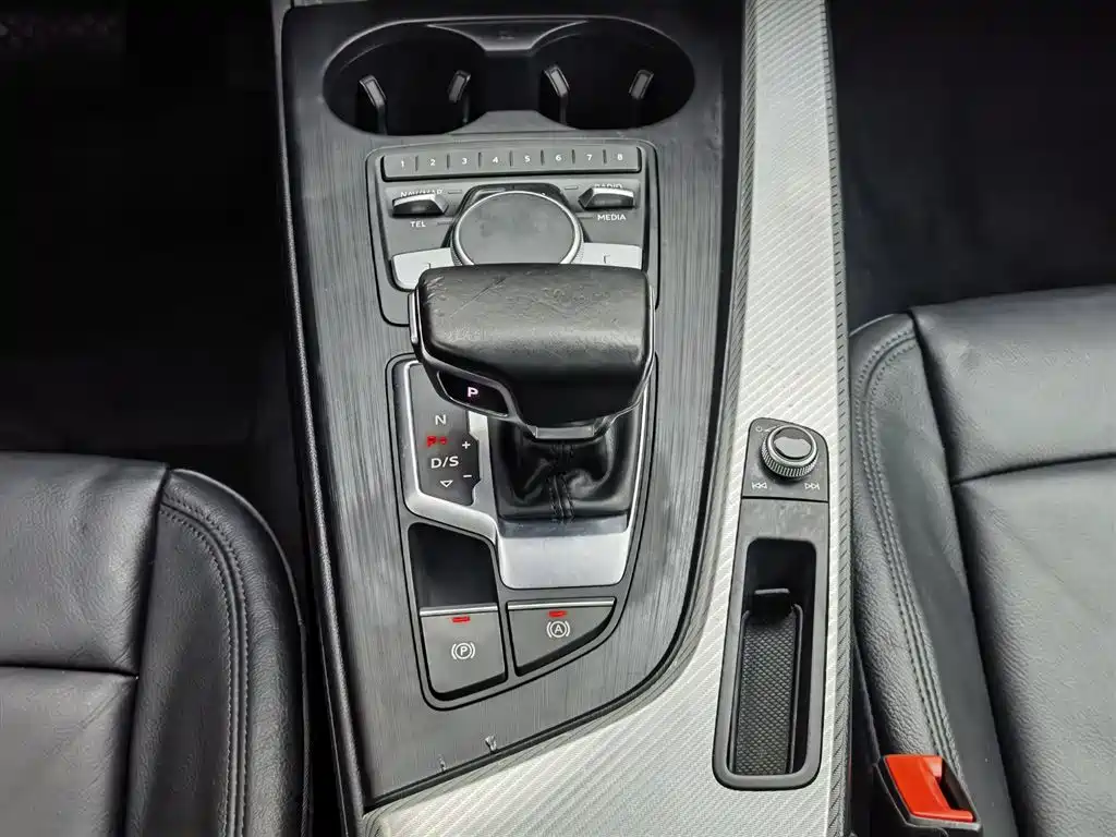 Audi A4L 2018 30th Anniversary Model 40 TFSI Fashion Model купить на сайте DeffCars