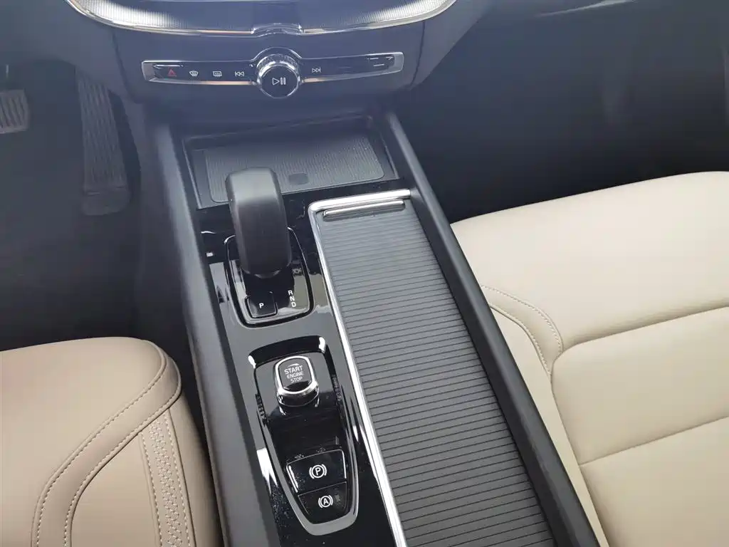 Volvo XC60 2026 B5 four-wheel drive Zhiyi Luxury Edition купить на сайте DeffCars