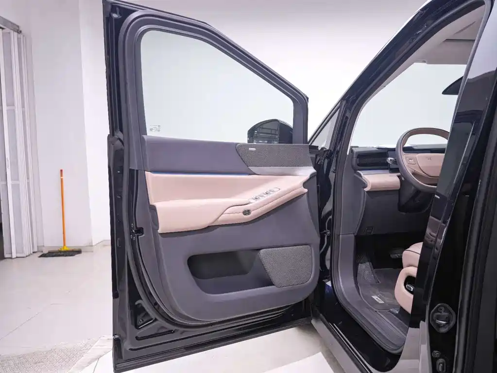 Xpeng X9 2025 pure electric 740 long battery life Max купить на сайте DeffCars