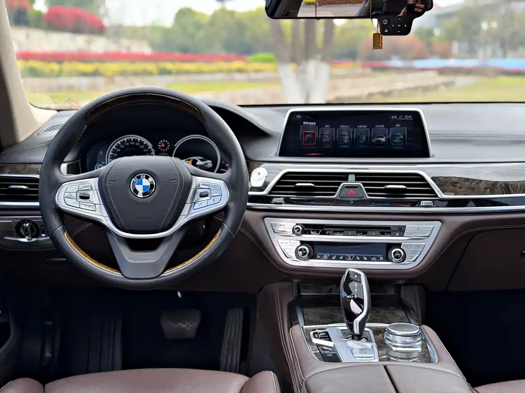 BMW 7 Series 2016 730Li Luxury купить на сайте DeffCars