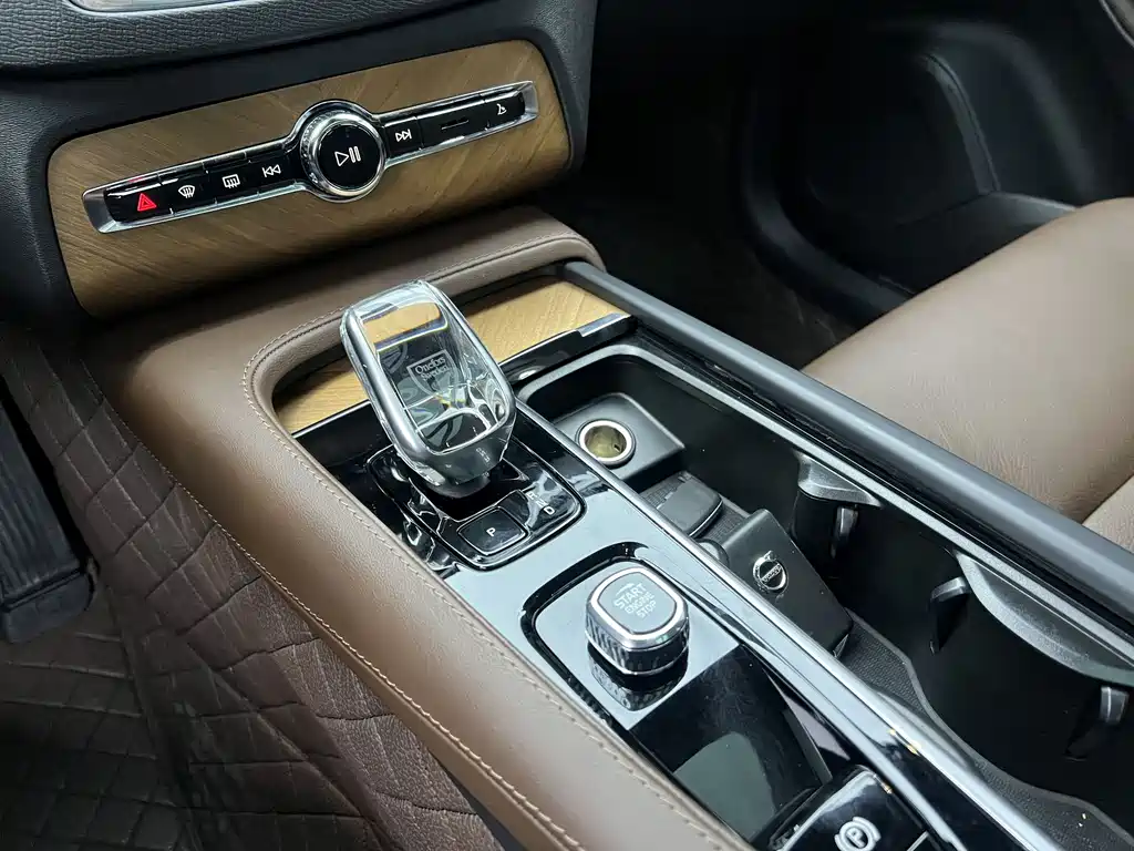 Volvo XC90 2024 B6 Zhiyi Luxury Edition 7 seats купить на сайте DeffCars