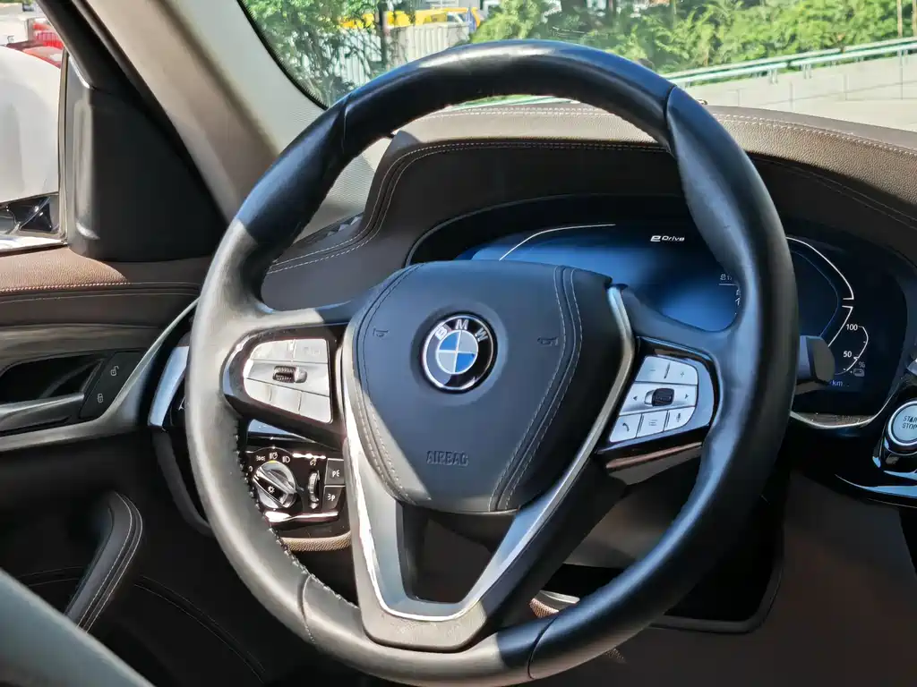 BMW 5 Series New Energy 2020 530Le Luxury Package купить на сайте DeffCars