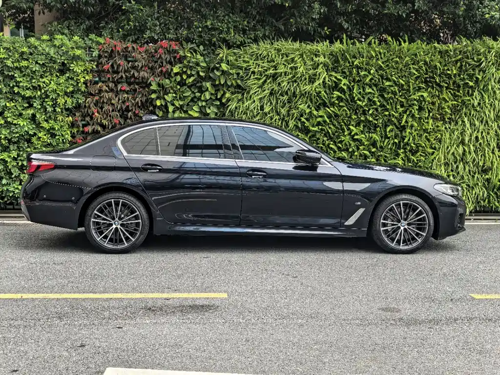 BMW 5 Series 2023 530Li Leading M Sports Package купить на сайте DeffCars