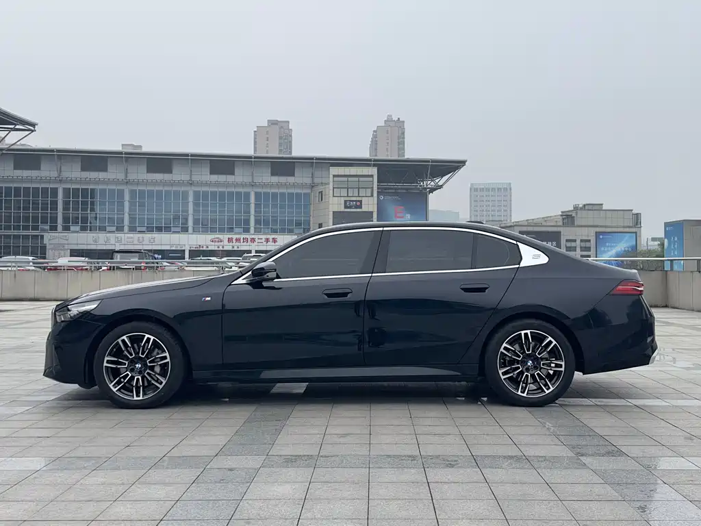BMW 5 Series 2024 530Li Leading M Sports Package купить на сайте DeffCars