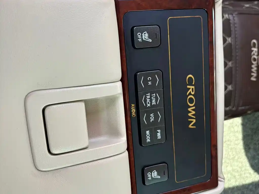 Crown 2012 2.5L Royal Leather Edition купить на сайте DeffCars