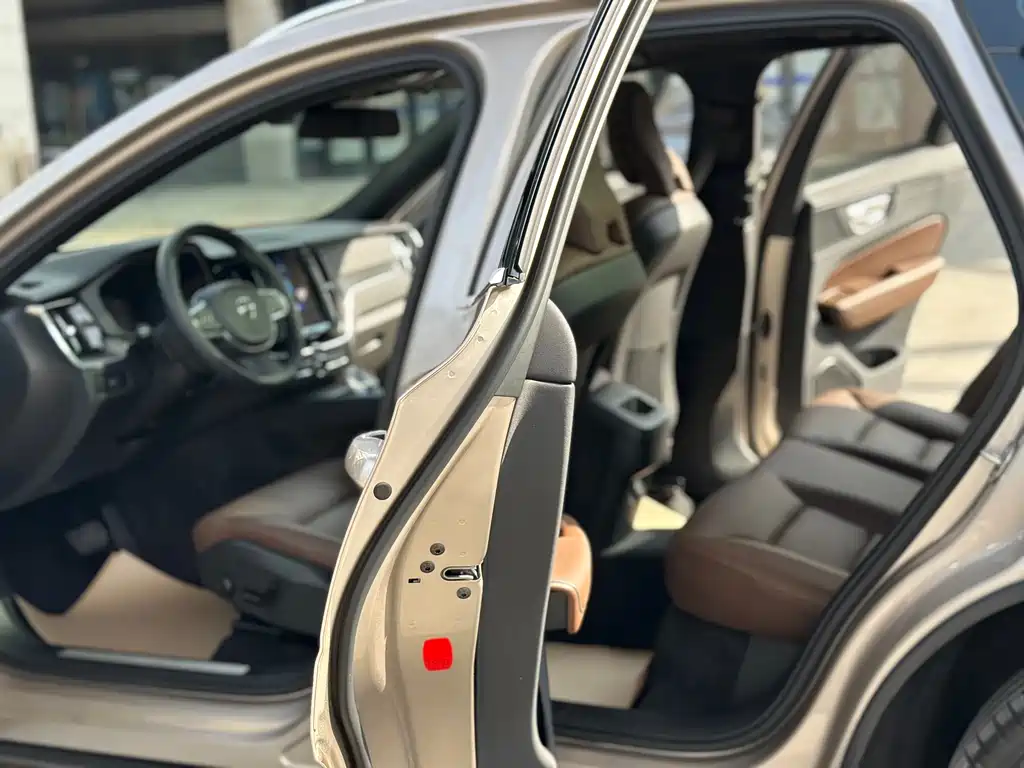 Volvo XC60 2023 B5 four-wheel drive Zhiyi Luxury Edition купить на сайте DeffCars
