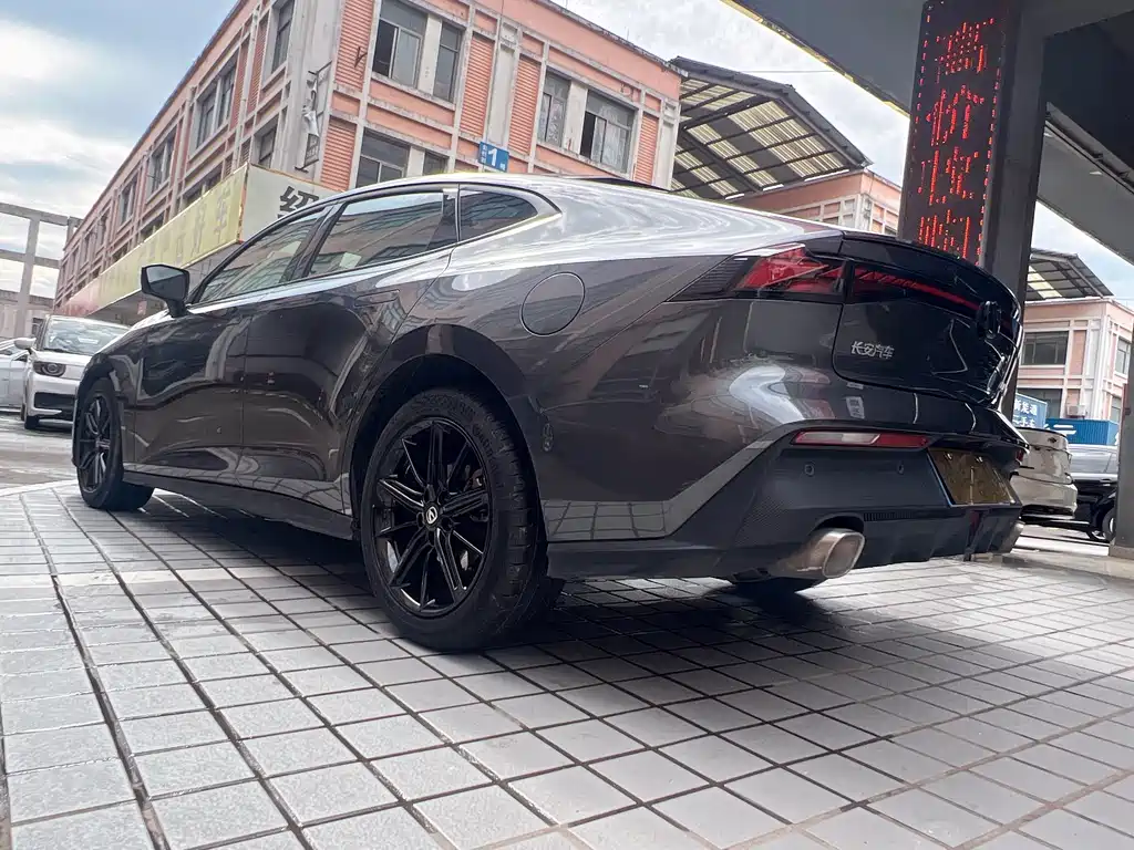 Changan UNI-V 2023 1.5T Premium купить на сайте DeffCars