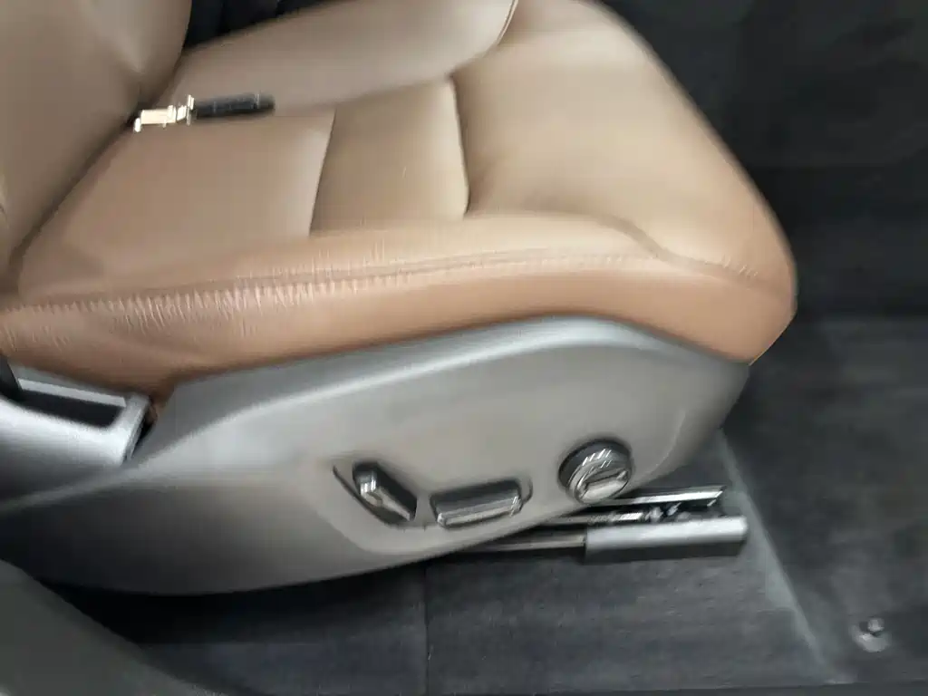 Volvo XC60 2025 B5 four-wheel drive Zhiyi Luxury Edition купить на сайте DeffCars