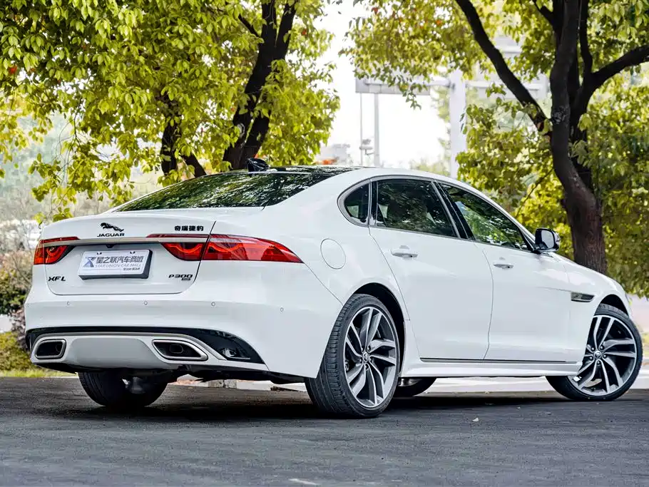 Jaguar XFL 2024 2.0T P300 four-wheel drive flagship sports gold version купить на сайте DeffCars