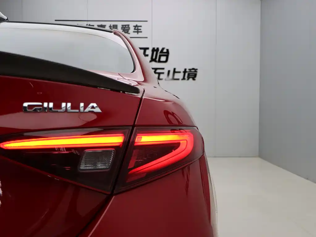 Giulia Juliet 2018 2.0T 200HP Luxury Edition Carbon Fiber Limited Edition купить на сайте DeffCars