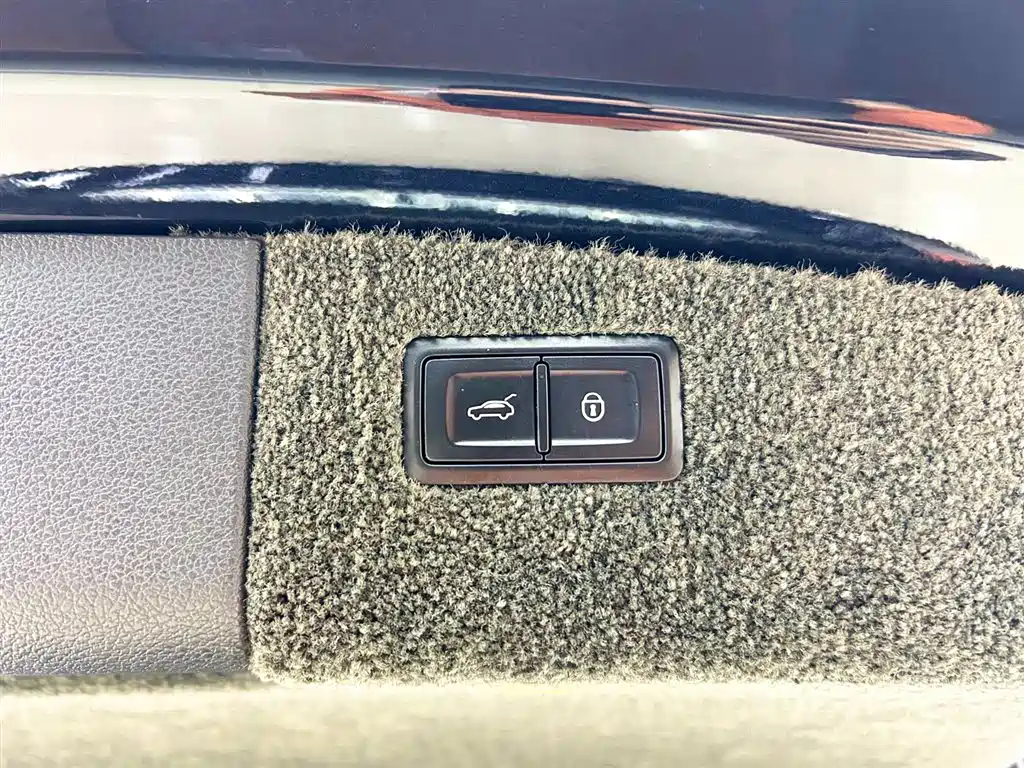 Bentayga 2016 6.0T Standard Edition купить на сайте DeffCars