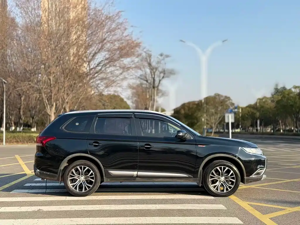 Outlander 2017 2.0L 2WD Honor Edition 5 seats купить на сайте DeffCars