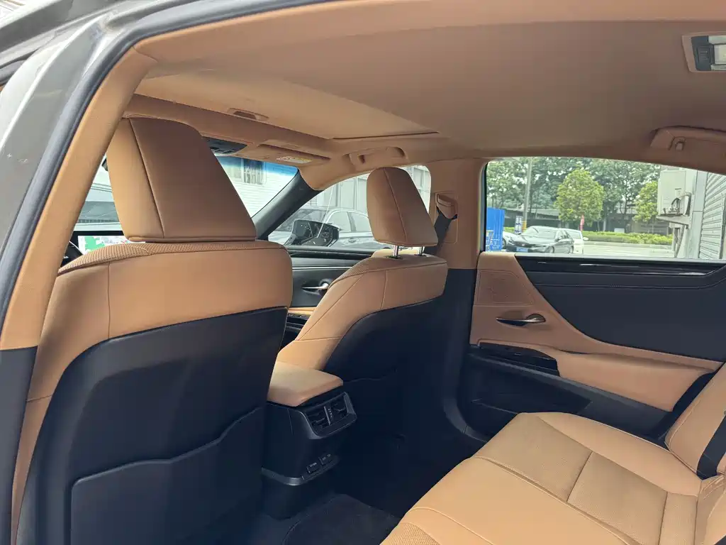 Lexus ES 2023 200 Excellence Edition купить на сайте DeffCars