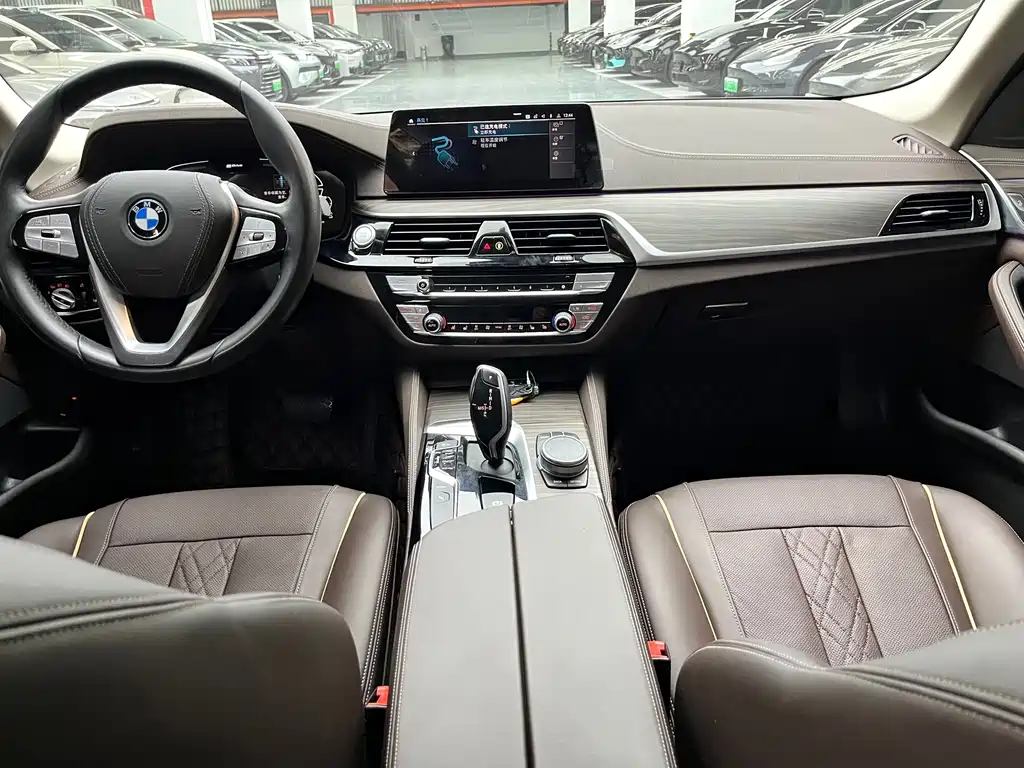 BMW 5 Series New Energy 2020 530Le Deluxe Package купить на сайте DeffCars