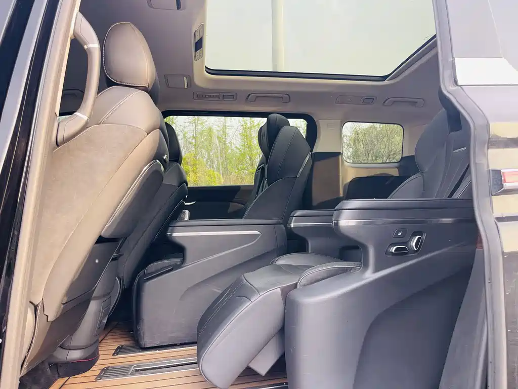 Hongqi HQ9 2023 2.0T Zhilian Flagship Edition купить на сайте DeffCars