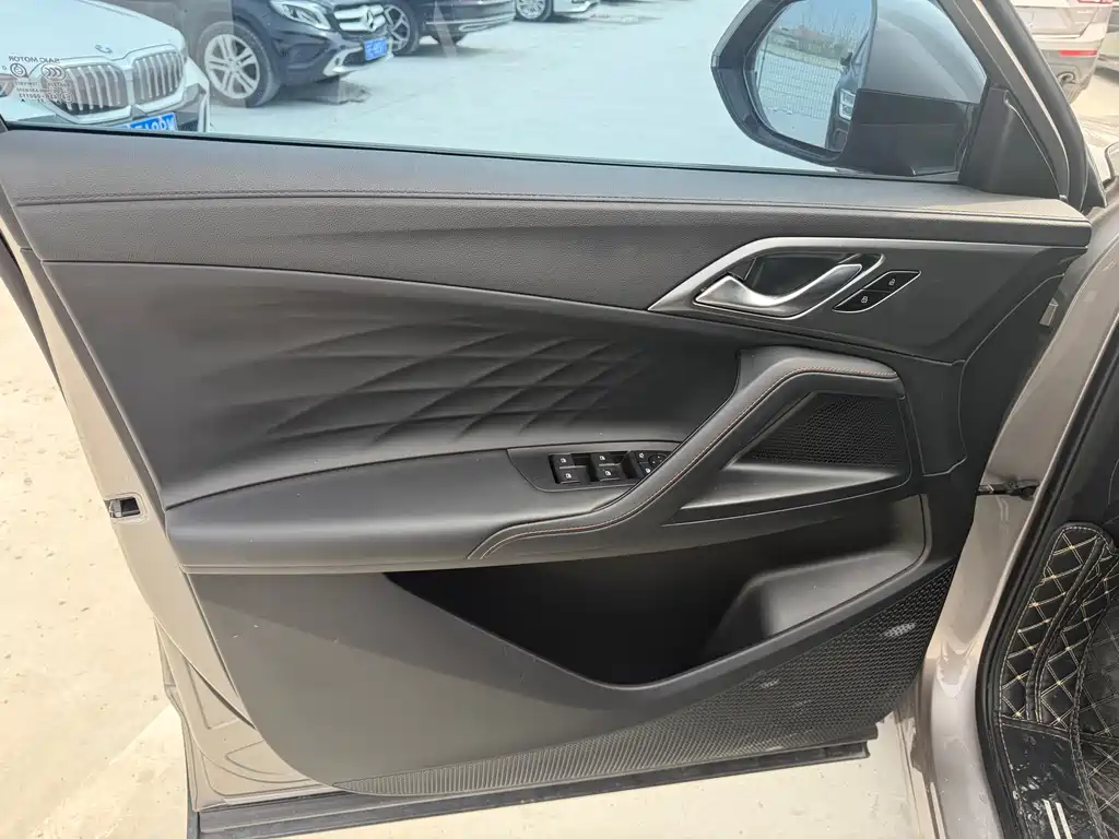 Roewe RX5 2023 1.5T luxury sliding screen version купить на сайте DeffCars