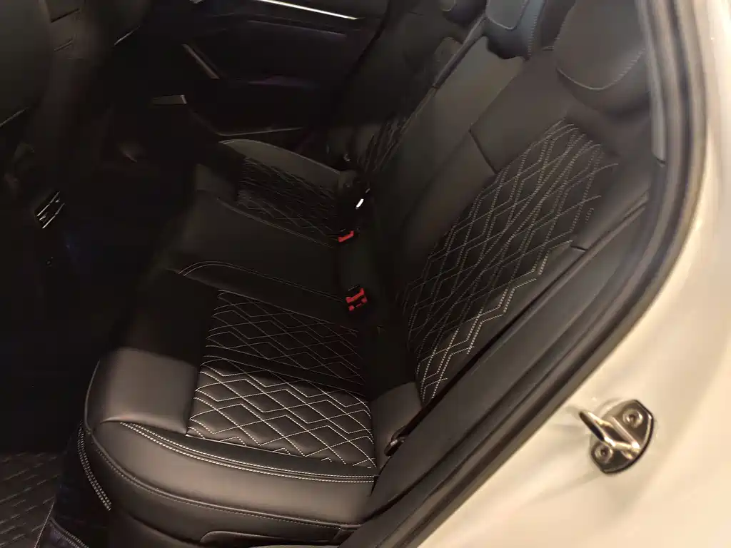 Audi A3 2025 Sportback 35TFSI Flying Spur Exclusive Model купить на сайте DeffCars