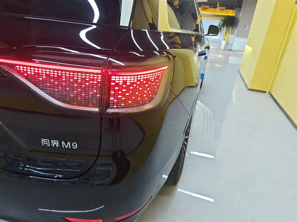 Wenjie M9 2025 extended range Ultra version 52kWh 6-seater version 192-line lidar) купить на сайте DeffCars