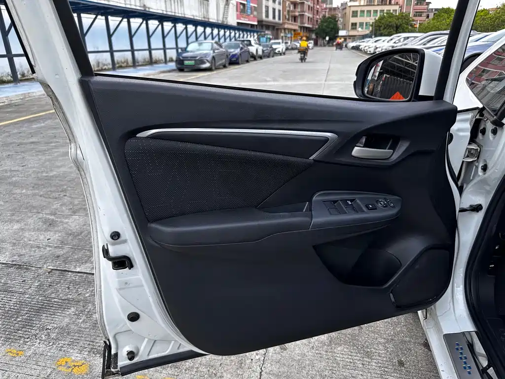 Fit 2016 1.5L SE CVT fashion model купить на сайте DeffCars