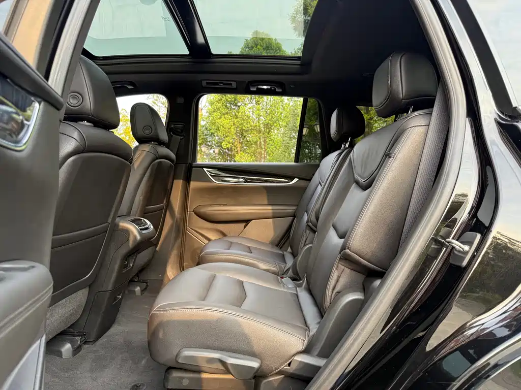 Cadillac XT6 2022 2.0T six-seat two-wheel drive luxury model купить на сайте DeffCars