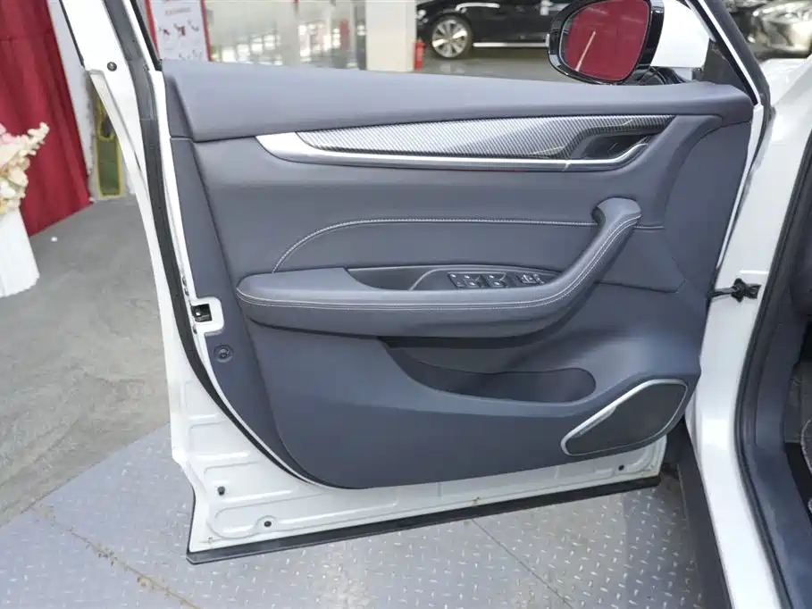Zhonghua V7 2018 280T DCT premium type 5 seats купить на сайте DeffCars