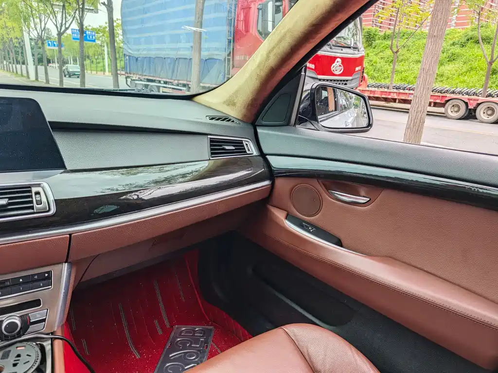 BMW 5 Series GT 2013 535i Classic купить на сайте DeffCars