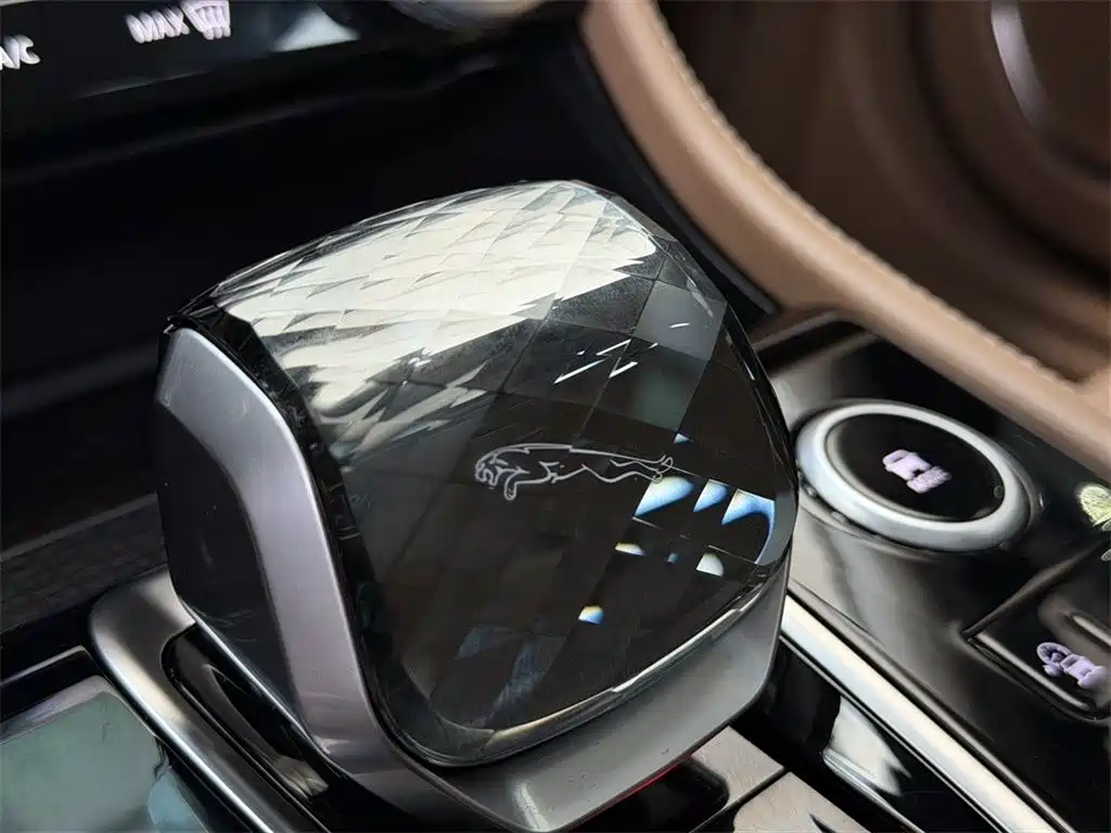 Jaguar XFL 2025 2.0T P250 two-wheel drive exclusive luxury version купить на сайте DeffCars