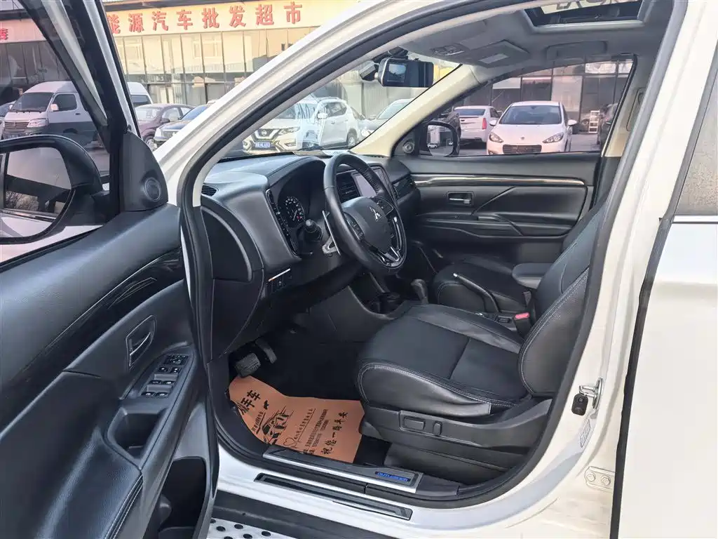 Outlander 2016 2.4L four-wheel drive luxury version 7 seats купить на сайте DeffCars